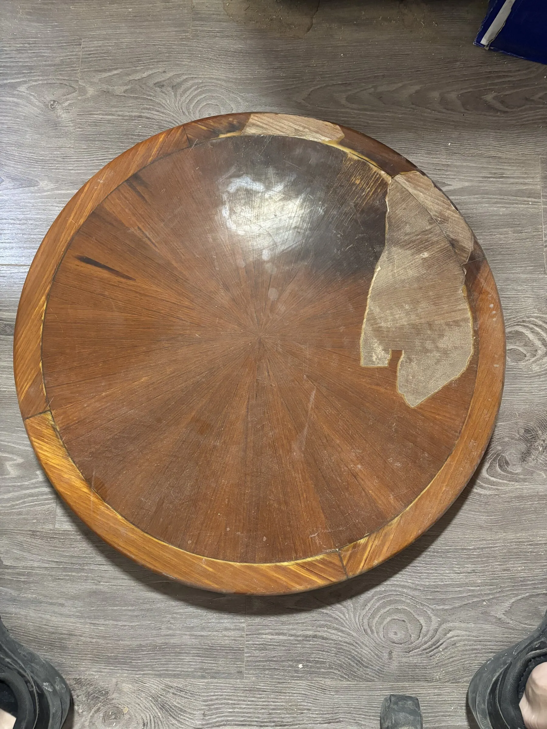 Ancienne table de pont usée servant de modèle