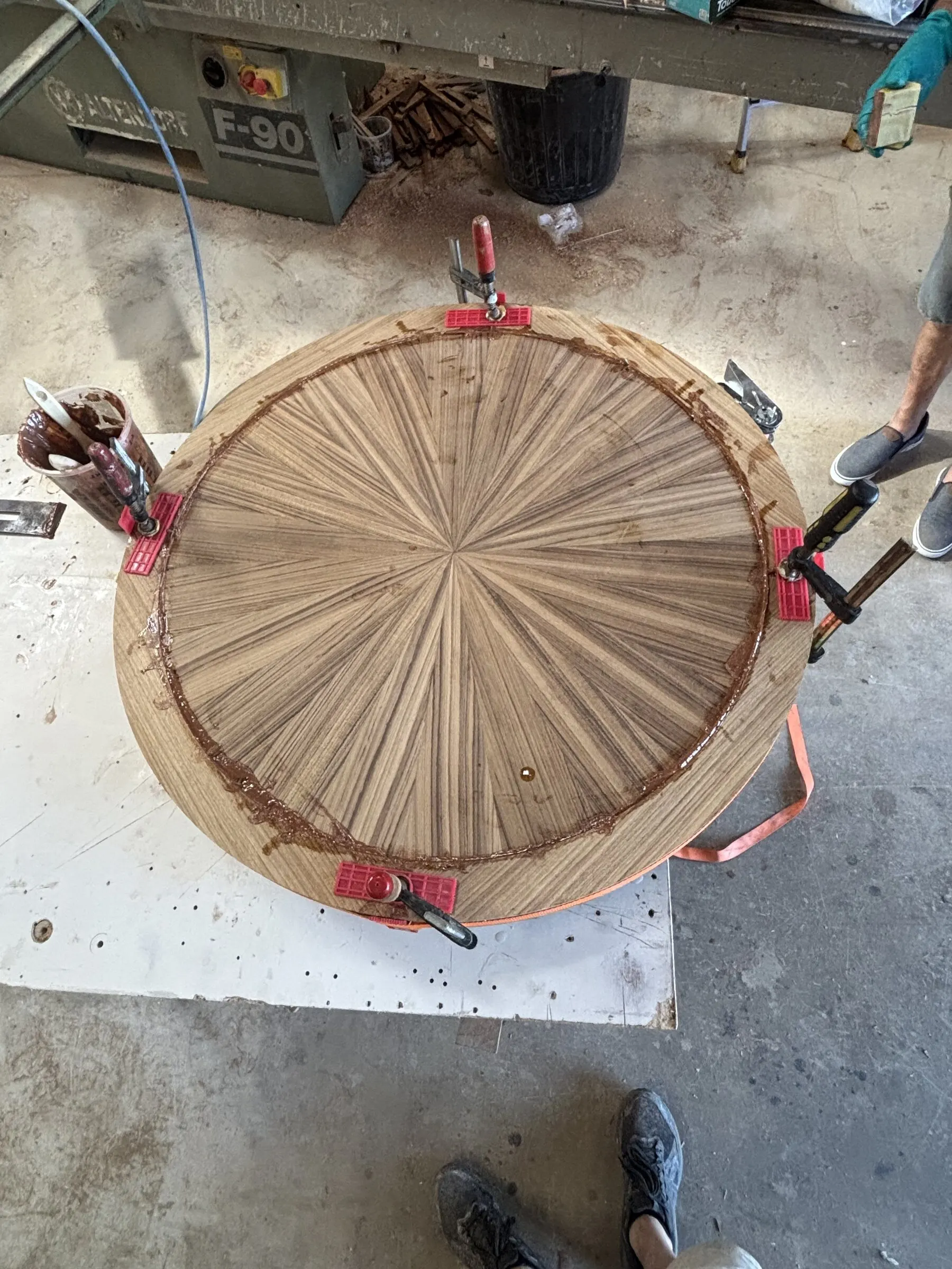 Plateau sous serre-joints pendant le collage