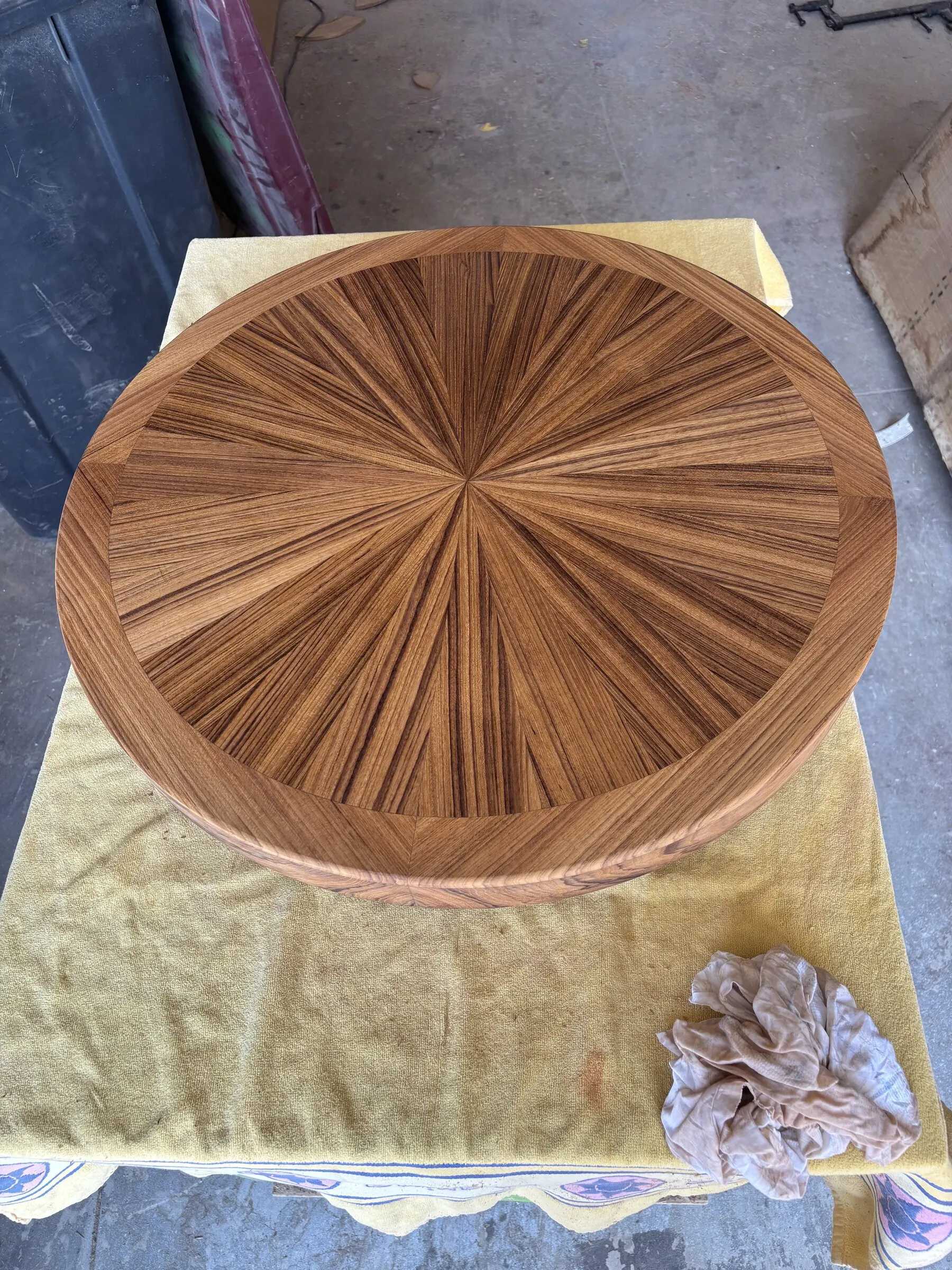 Table vernie brillante sur tréteaux à l'atelier