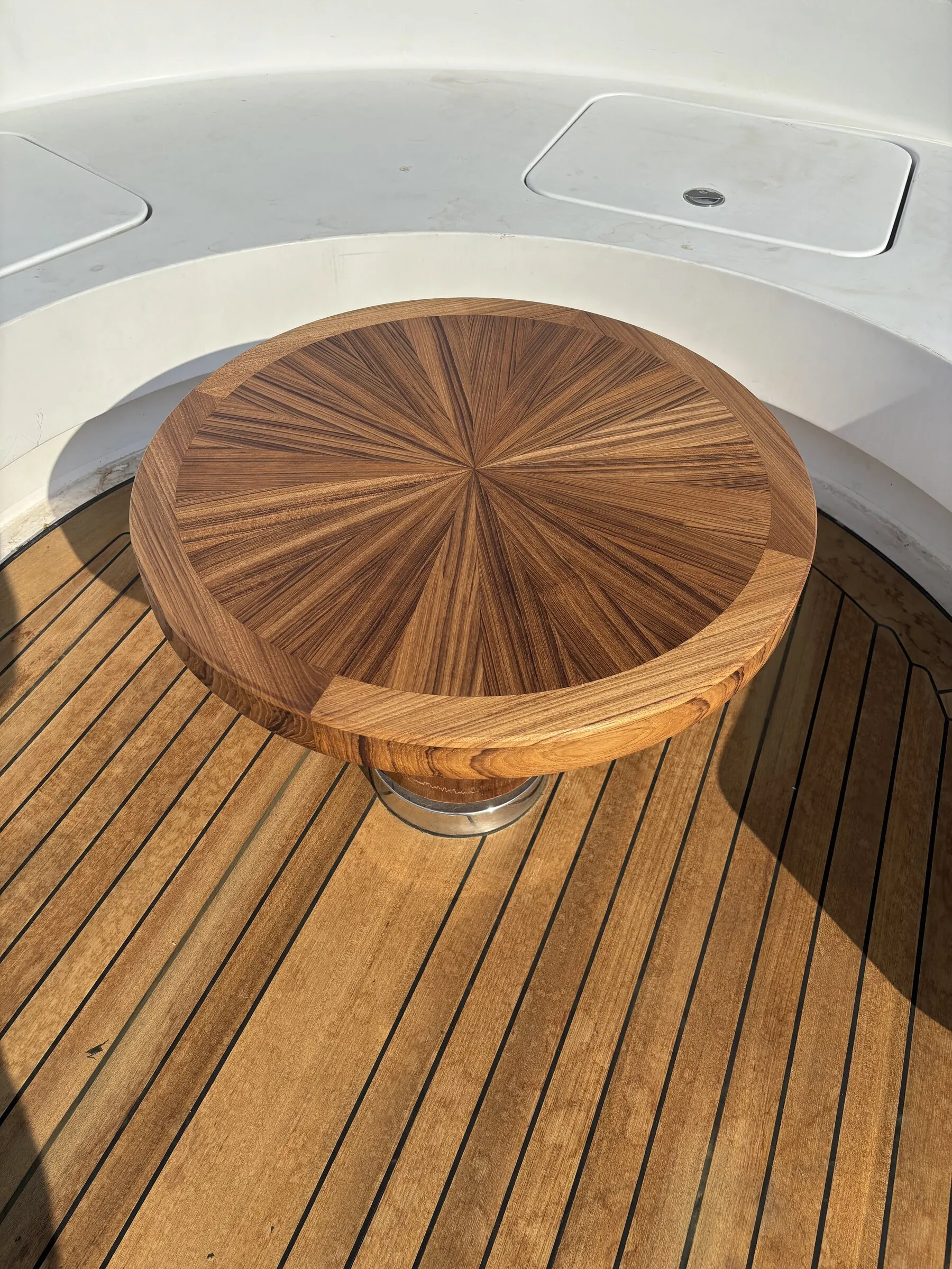 Table de pont terminée sur son pied, posée à bord